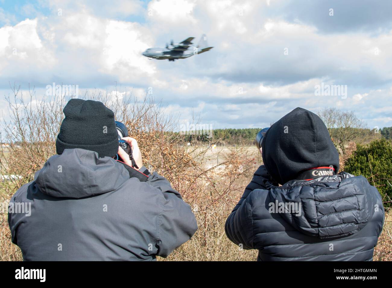 Gli appassionati di volo al Mildehall Air Field scattano foto di Lockheed C130 Hercules Foto Stock