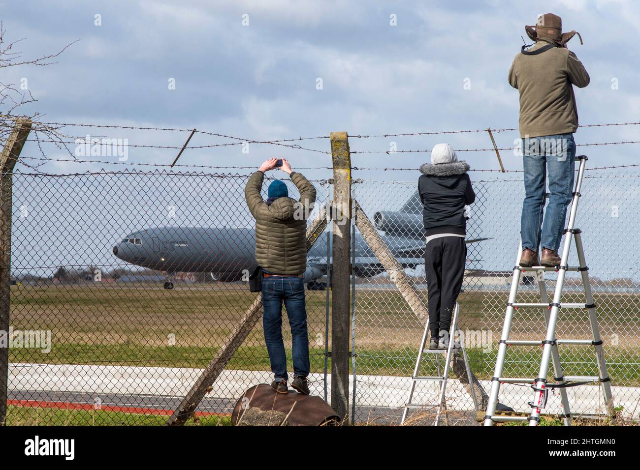 Gli appassionati di volo al Mildehall Air Field scattano foto di McDonnell Douglas VC10 Extender taxi-ing Foto Stock