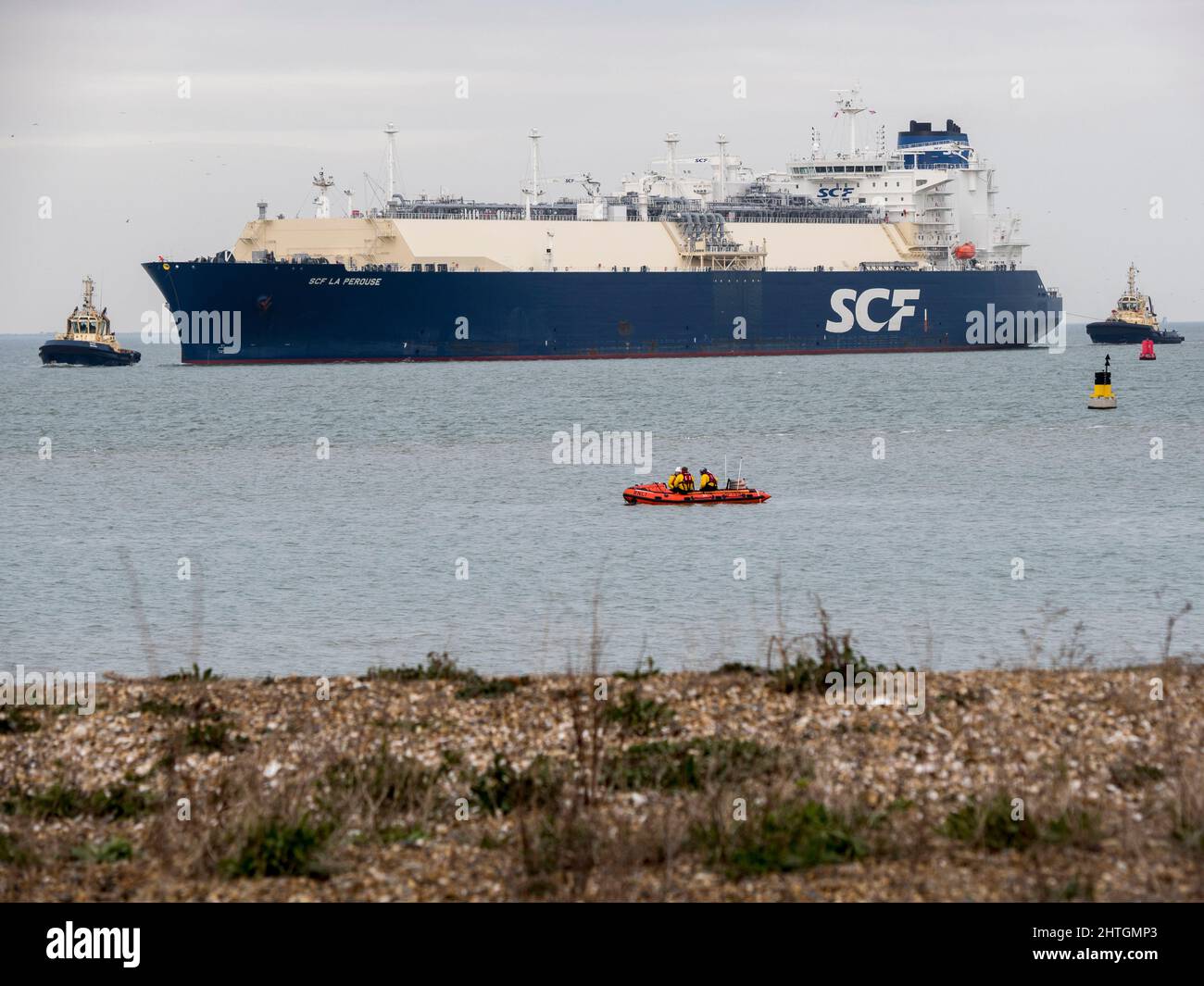 Sheerness, Kent, Regno Unito. 28th Feb 2022. Grant Shapps ha detto ai porti del Regno Unito di abbandonare le navi collegate alla Russia. [FOTO DEL FILE da gennaio 2022] l'armatore russo Sovcomflot (SCF) LNG Tanker 'SCF LA PEROUSE' visto passare Sheerness, Kent sulla sua strada per ormeggiare presso l'impianto di GNL dell'Isola di Grain di National Grid (Data foto: Gennaio 26). Una nave carrier di classe 'Atlanticmax' GNL (gas naturale liquefatto). (NOTA: È stato segnalato che National Grid chiede chiarimenti se questa regola si applica alle spedizioni di GNL da granella). Credit: James Bell/Alamy Live News Foto Stock