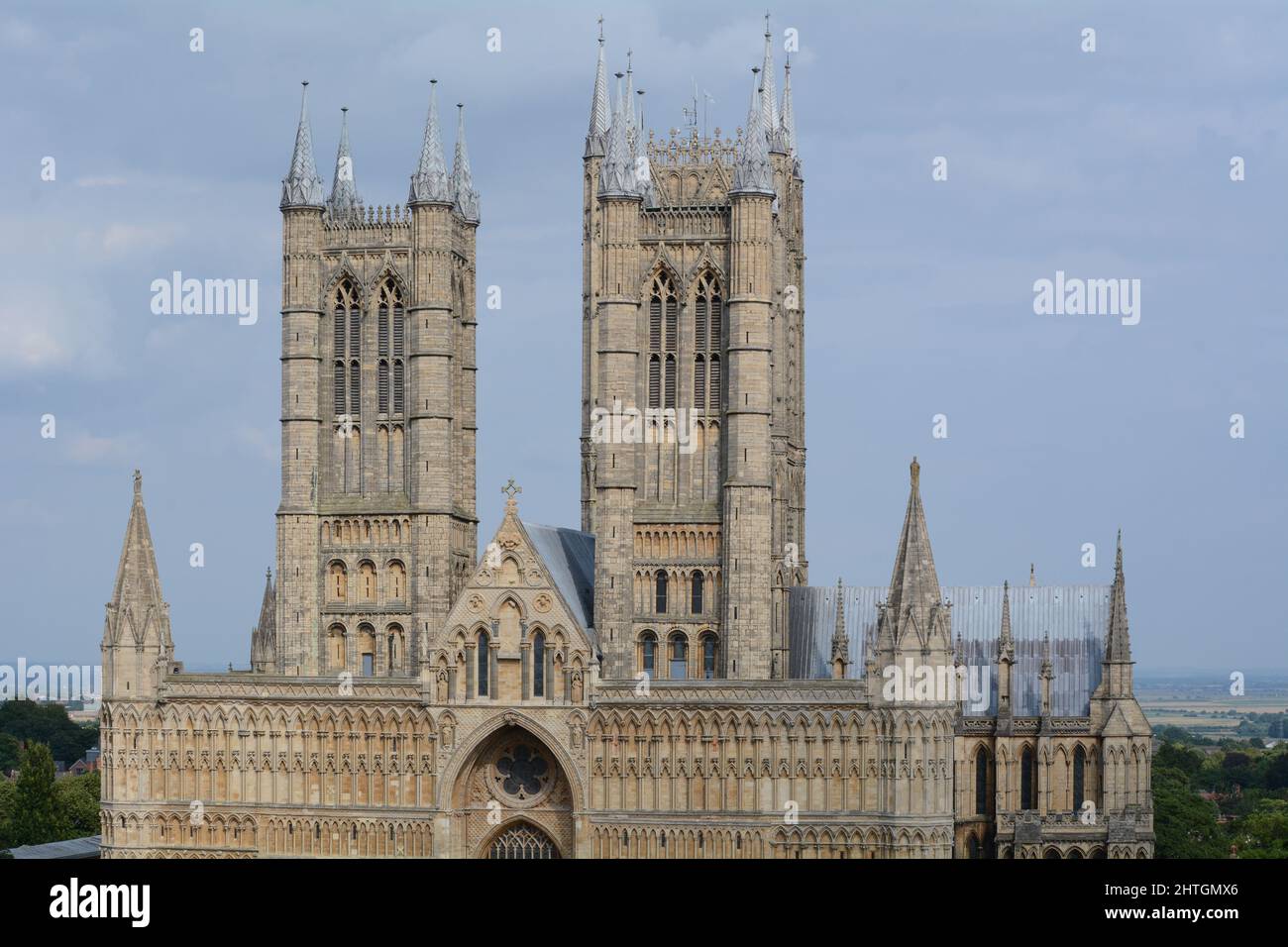 Cattedrale di Lincoln dai bastioni del Castello di Lincoln, Lincolnshire, Inghilterra, Regno Unito - Luglio 2021 Foto Stock