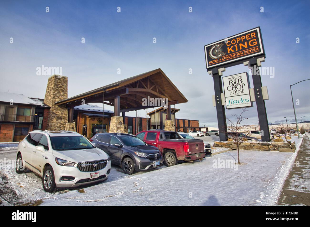 Parcheggiate le auto in un parco innevato al Copper King Hotel and Conference Center di Butte, Montana. Foto Stock