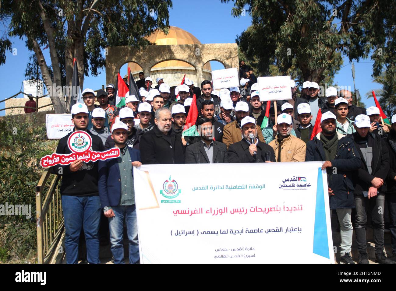 Khan Younis, Gaza. 28th Feb 2022. I palestinesi ondano bandiere nazionali durante un raduno di fronte ad una replica della cupola della roccia della moschea di al-Aqsa, a Khan Younis, nella striscia meridionale di Gaza, lunedì 28 febbraio 2022, Per protestare contro una dichiarazione del primo ministro francese Jean Castex secondo cui Gerusalemme è 'la capitale eterna del popolo ebraico' durante un evento a Parigi del Consiglio dei rappresentanti delle istituzioni ebraiche francesi. Foto di Ismael Mohamad/UPI Credit: UPI/Alamy Live News Foto Stock