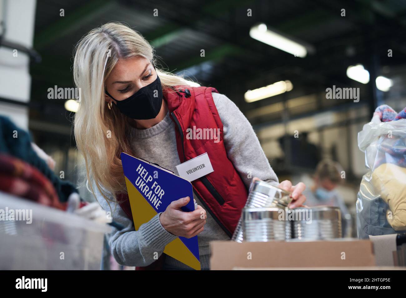 Volontari che raccolgono donazioni per i bisogni dei migranti ucraini, concetto di aiuto umanitario. Foto Stock