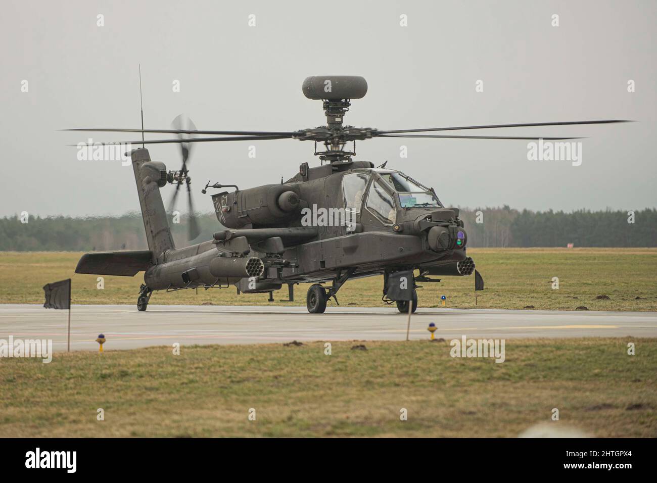 Lak, Polonia. 11 Febbraio, 2021. Un elicottero Apache-Delta dell'Esercito degli Stati Uniti del AH64 con la Brigata dell'Aviazione da combattimento del 12th sulla rampa alla base aerea di Lask 22 febbraio 2022 a Lask, Polonia. Gli Stati Uniti hanno aumentato le forze NATO nella regione per contrastare la minaccia della Russia contro l'Ucraina. Credito: TSgt. Jacob Albers/US Air Force/Alamy Live News Foto Stock