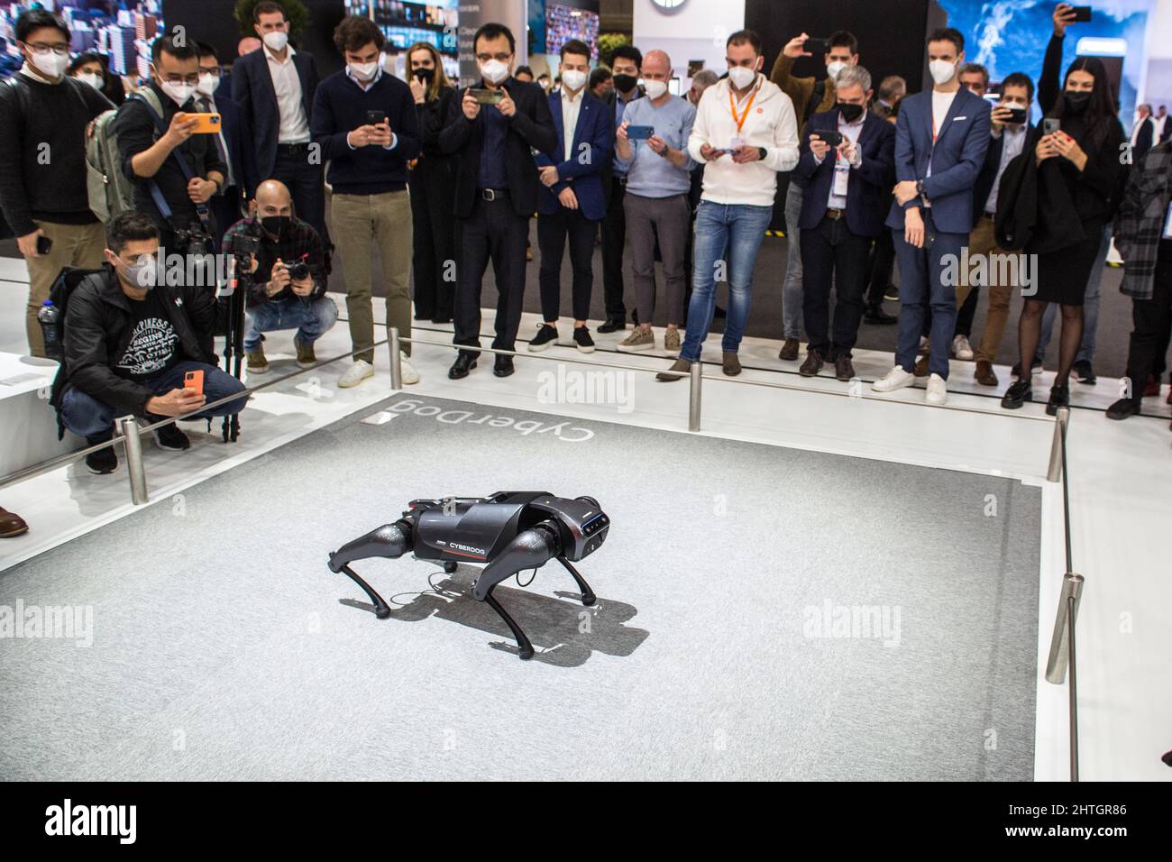 Barcellona, Catalogna. 28th Feb 2022. Robot Cyber Dog è visto allo stand di Xiaomi durante il MWC 2022.The First day of the Mobile World Congress MWC2022 at the Fira de Barcelona, Spain (Credit Image: © Thiago Prudencio/DAX via ZUMA Press Wire) Foto Stock