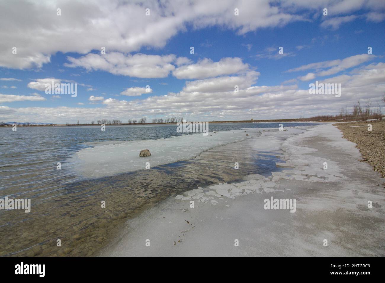 Formazione di ghiaccio sul lago Brush nell'omonimo parco statale vicino a Lewistown, Montana Foto Stock