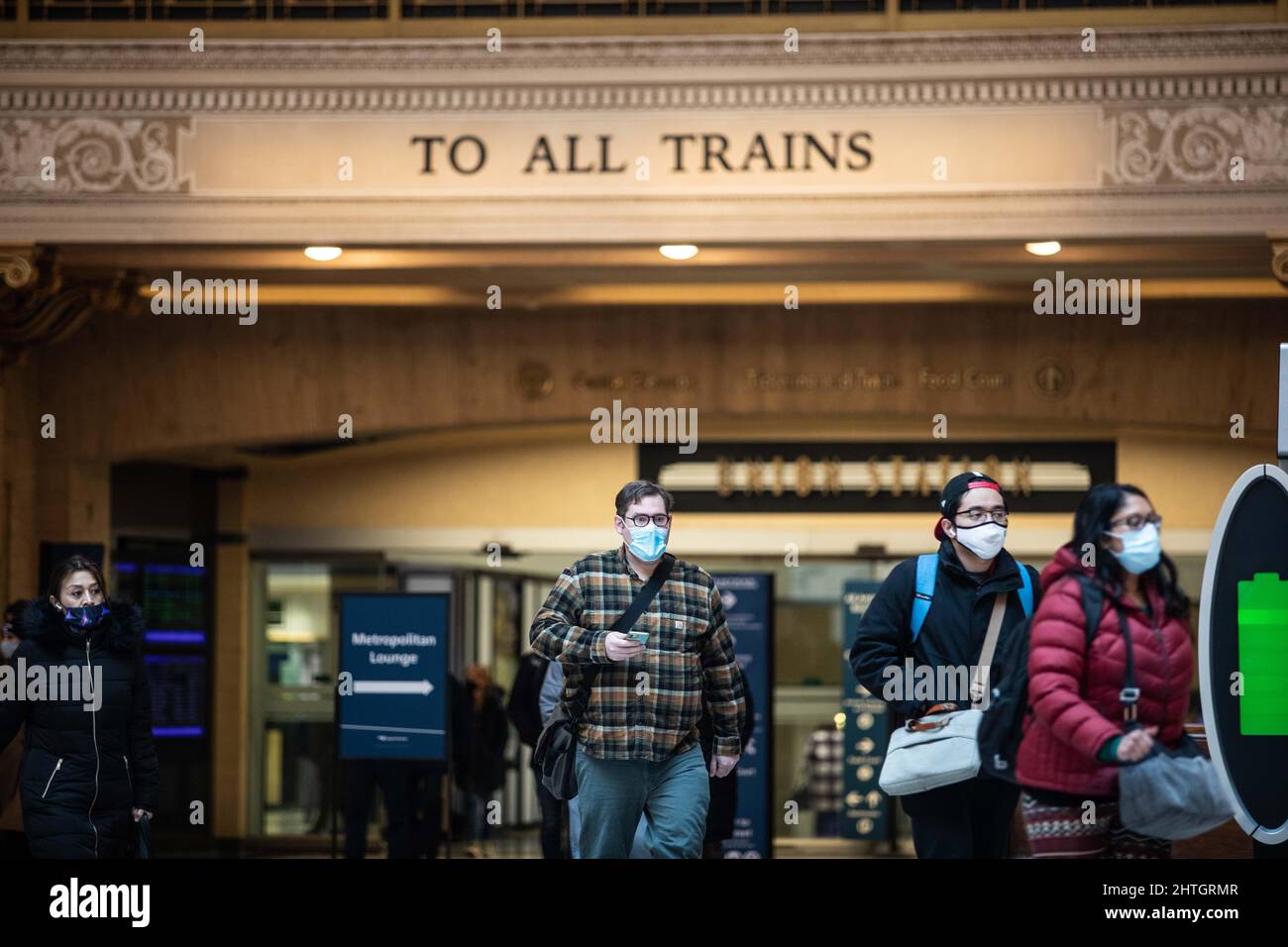 Chicago, Stati Uniti. 28th Feb 2022. Le persone che indossano maschere facciali sono viste alla Union Station di Chicago, negli Stati Uniti, il 28 febbraio 2022. Chicago, la terza città più grande degli Stati Uniti, ha abbandonato il mandato maschera nella maggior parte dei luoghi interni ed esterni a partire da lunedì, come l'intera area di Chicago è attualmente nella categoria a basso rischio. Credit: Vincent D. Johnson/Xinhua/Alamy Live News Foto Stock