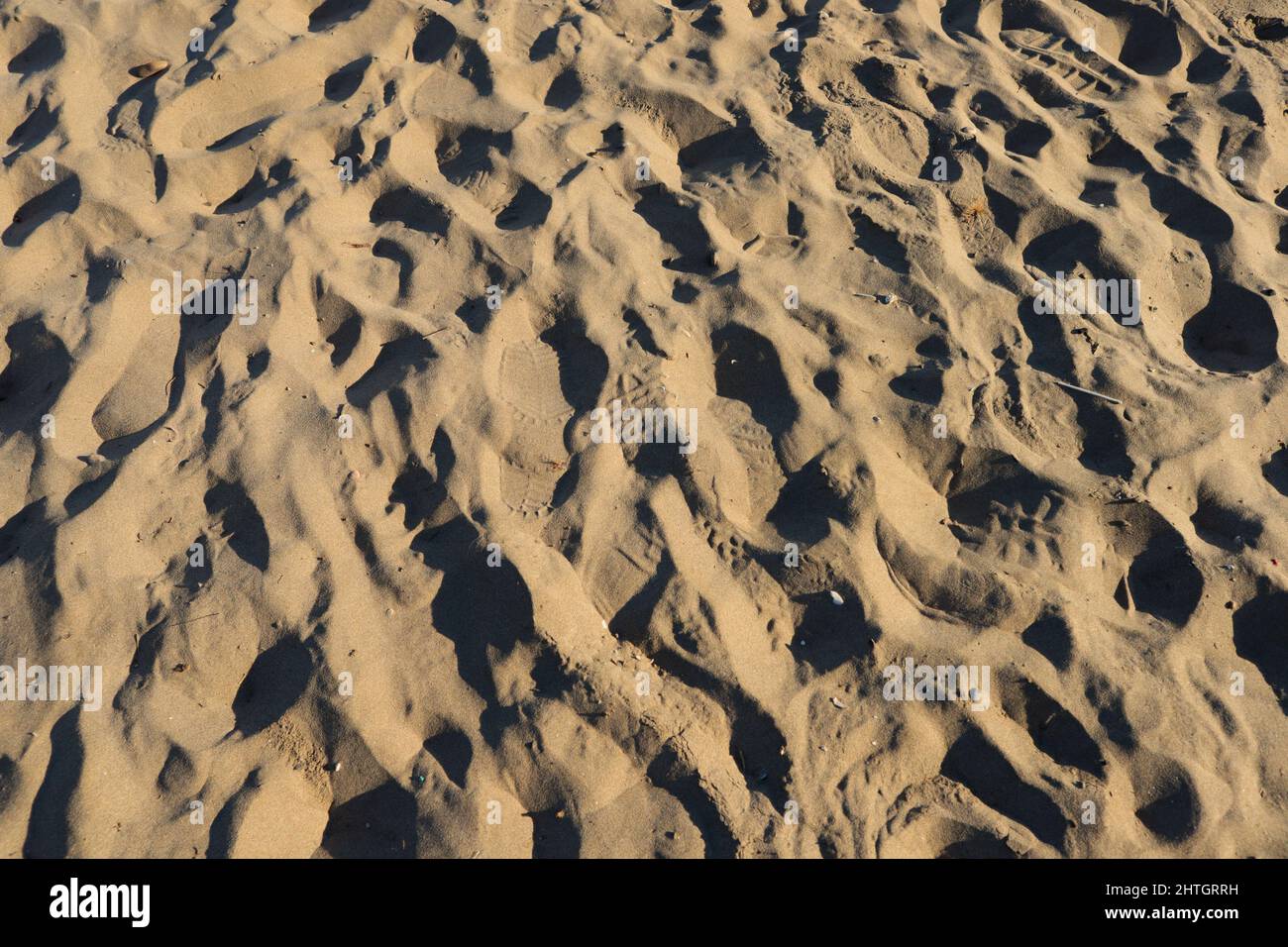 Immagine della sabbia asciutta con segni di impronte umane che si mescolano con le piccole dune tipiche degli aranales Foto Stock Immagine della sabbia asciutta con segni di impronte umane che si mescolano con le piccole dune tipiche degli aranales Foto Stock