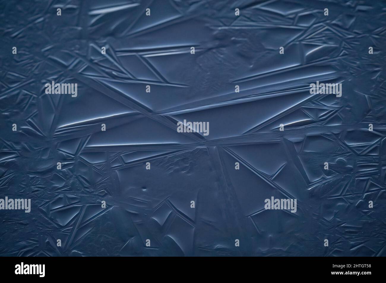 Modelli di ghiaccio blu, cristallizzazione di acqua congelata, sfondo astratto primo piano Foto Stock