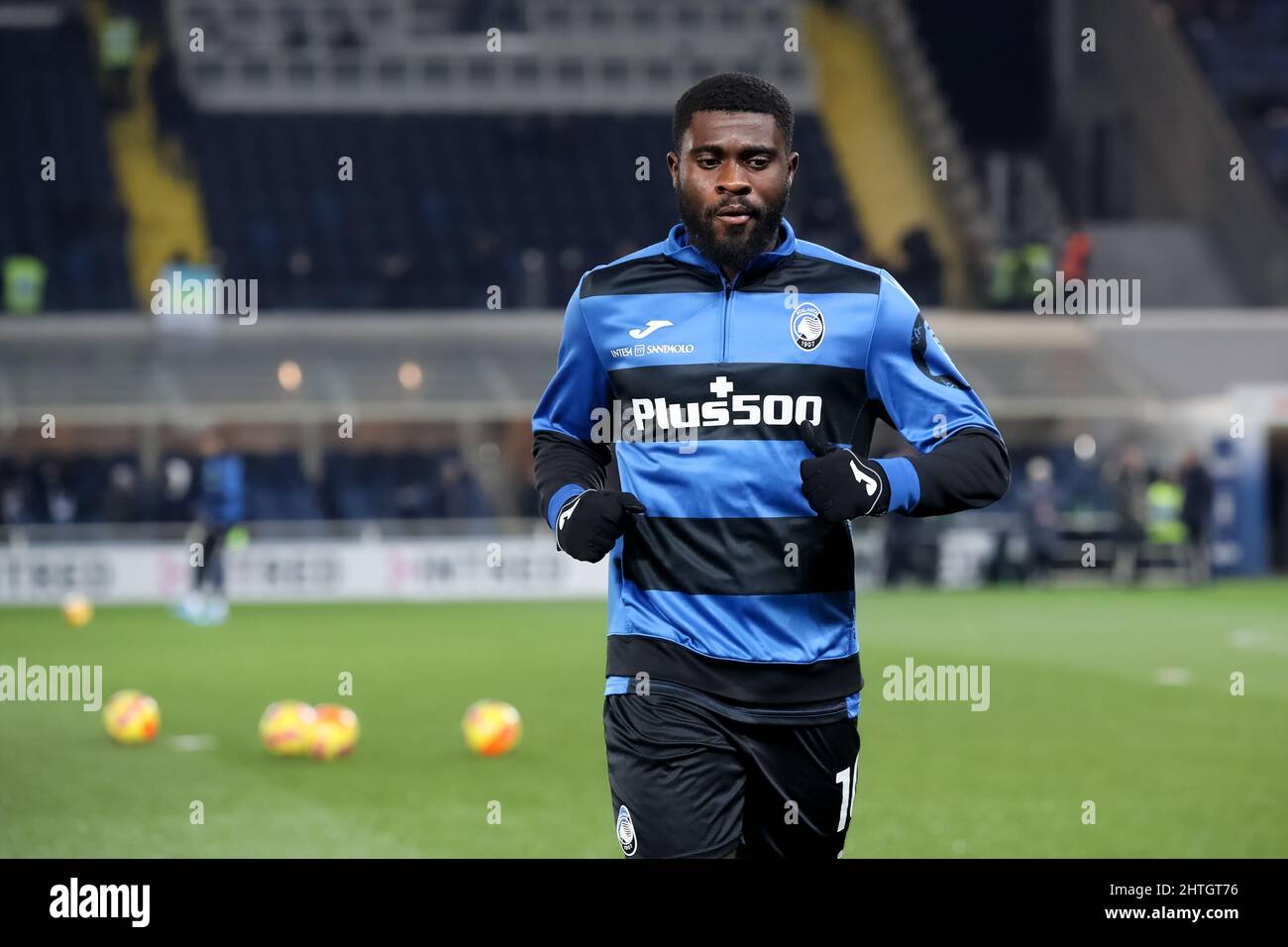 Bergamo, 28 febbraio 2022. JEREMIE Boga attaccante per Atalanta B.C. si scalda prima della Serie Una partita di calcio tra Atalanta e Sampdoria al Gewiss Stadium il 28 febbraio 2022 a Bergamo, Italia. Credit: Stefano Nicoli/Speed Media/Alamy Live News Foto Stock