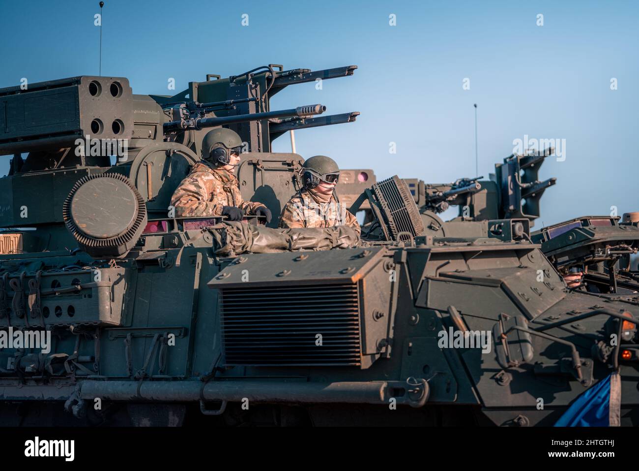 Orzysz, Polonia. 24 Febbraio, 2022. Soldati dell'esercito degli Stati Uniti, assegnati a 5th battaglione, 4th reggimento dell'artiglieria di difesa dell'aria, dirigono un sistema di SHORAD di Stryker A1 all'area di addestramento di Bemowo Piskie, 24 febbraio 2022 fuori di Orzysz, Polonia. Gli Stati Uniti hanno aumentato le forze NATO nella regione per contrastare la minaccia della Russia contro l'Ucraina. Credit: Major Robert Fellingham/United States Army/Alamy Live News Foto Stock