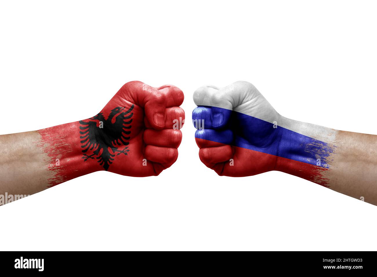 Due mani si pugno l'una all'altra su sfondo bianco. Bandiere di paese dipinte pugni, conflitto di crisi concetto tra albania e russia Foto Stock