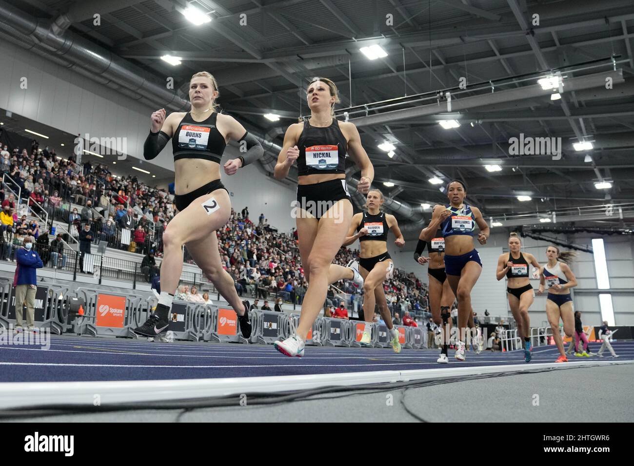 Shaina Burns e Maddie Nickal corrono nel pentathlon 800m durante gli USA Indoor Championships sul podio, sabato 26 febbraio 2022, a Spokane, lavaggio Foto Stock