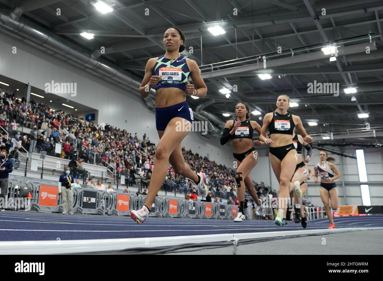 Kendell Williams guida i 800 m nel pentathlon femminile durante gli USA Indoor Championships sul podio, sabato 26 febbraio 2022, a Spokane, lavaggio Williams si è piazzato secondo assoluto con 4.399 punti. Foto Stock