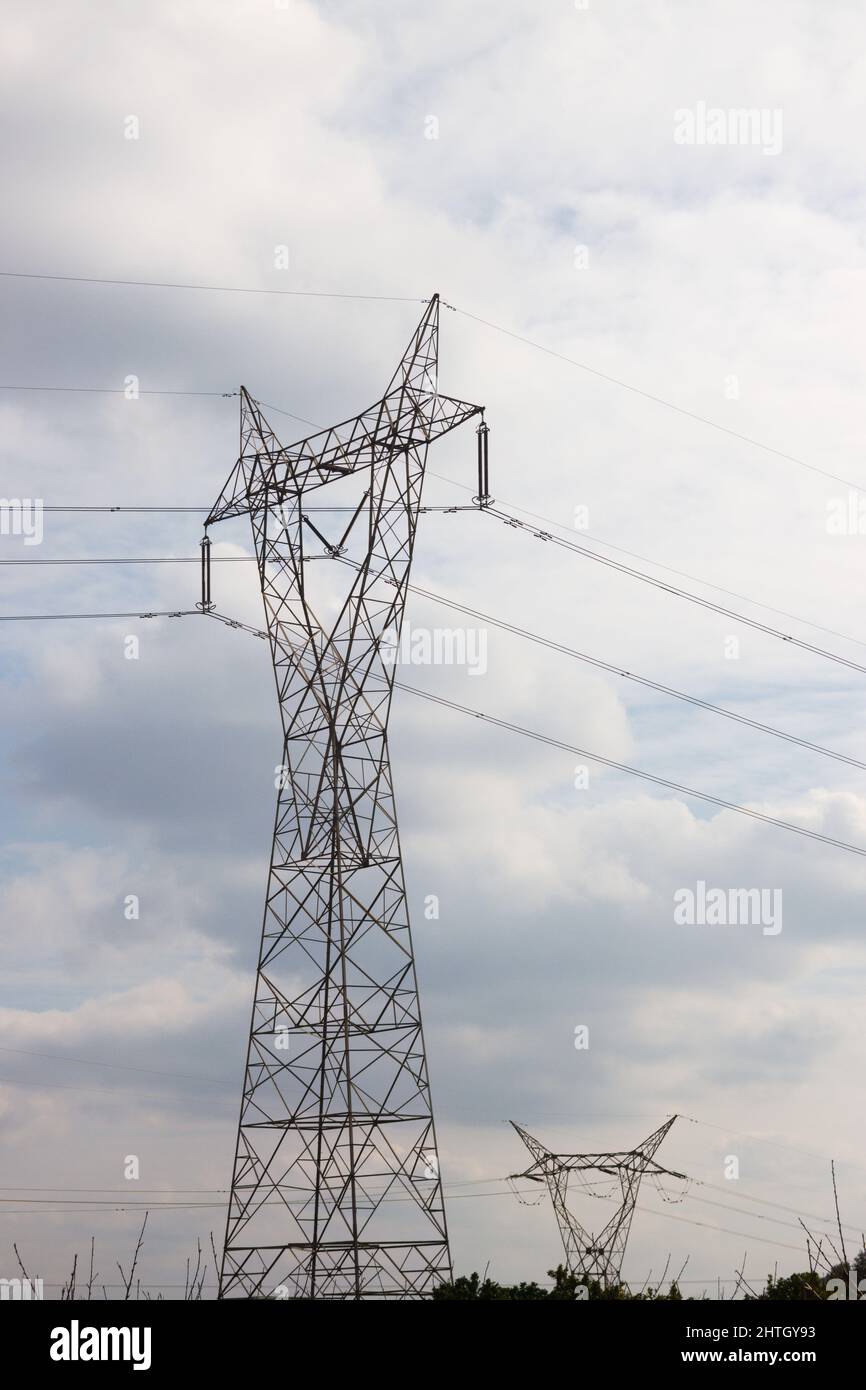 Torre elettrica o supporto elettrico ad alto livello che serve come supporto per le linee di trasmissione dell'energia elettrica generata da un'energia nucleare Foto Stock