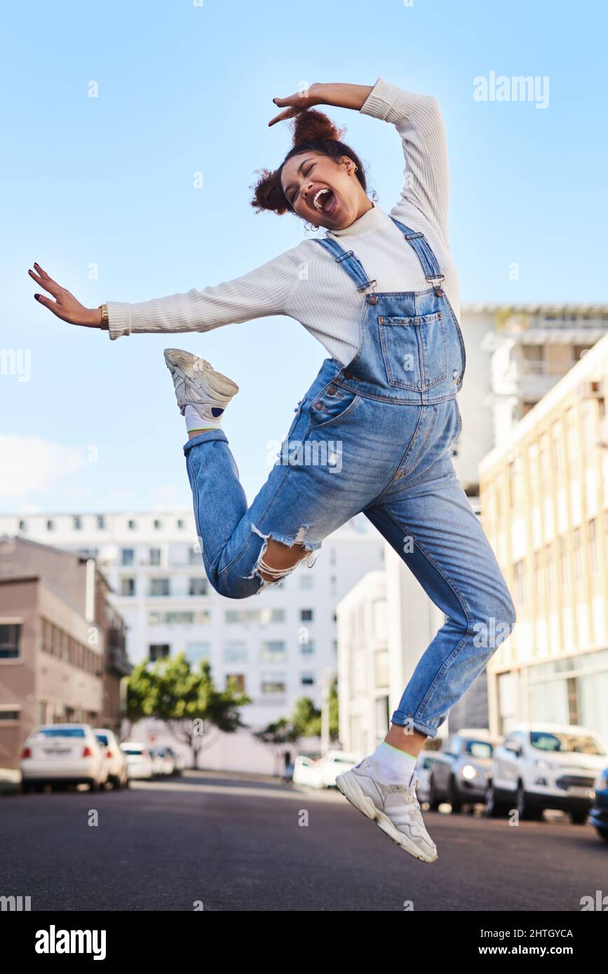 Non sono stato fatto per essere sottile. Girato di una giovane donna giocosa fuori in città durante il giorno. Foto Stock