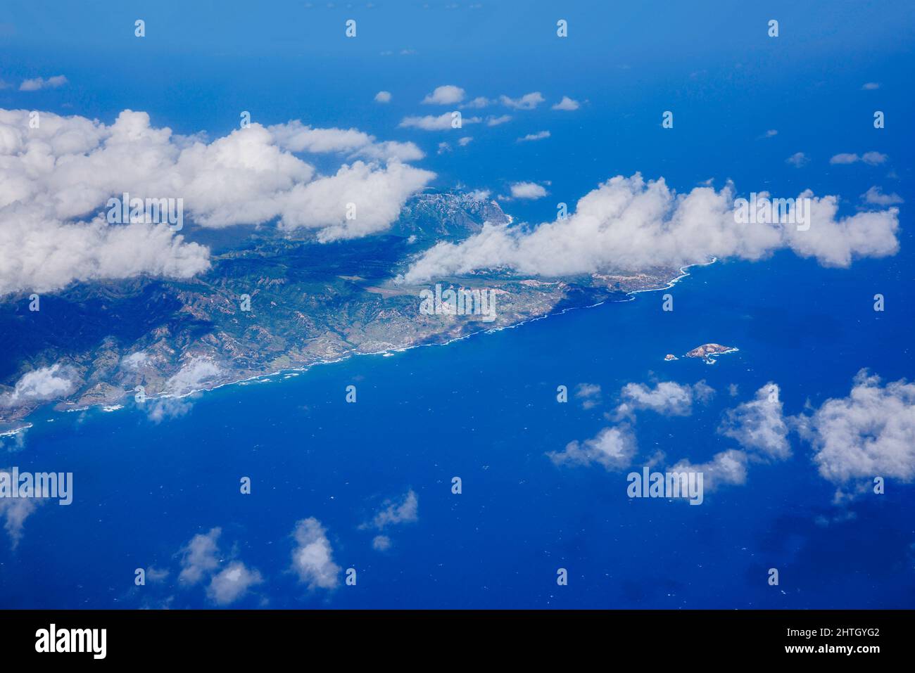 Una vista aerea dell'estremità orientale dell'isola di Molokai, della contea di Maui, delle Hawaii, tra cui MokuhoÕoniki Islet e Kanaha Rock appena fuori dal punto. Foto Stock