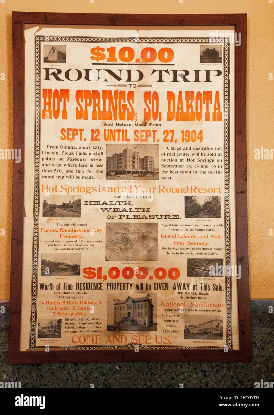 Old poster pubblicità circa venire a Hot Springs, South Dakota in treno per dieci dollari andata e ritorno e immobiliare in vendita Foto Stock