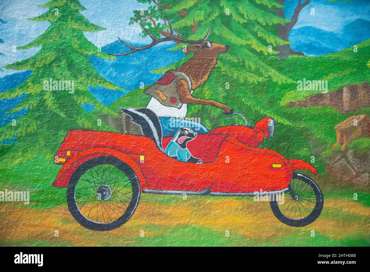 murale dipinto di un alce e skunk in un'auto Foto Stock