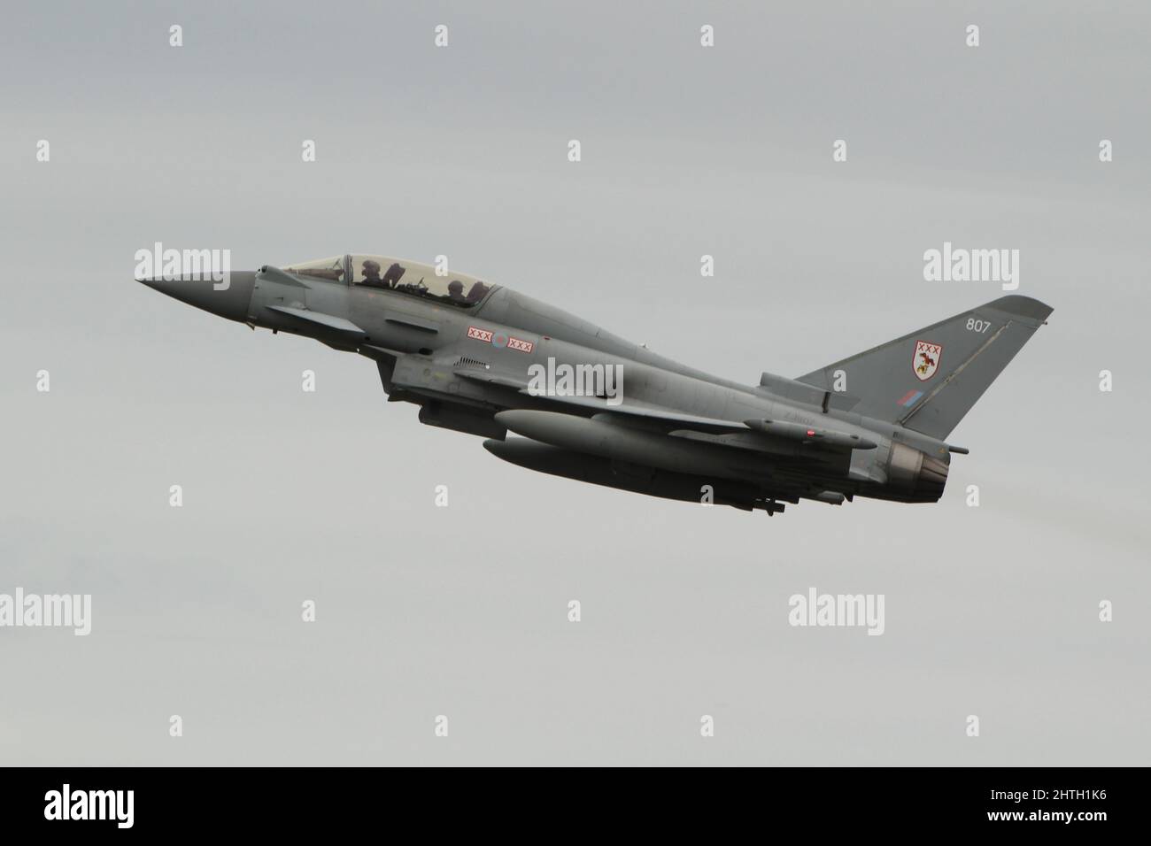 ZJ807, un Eurofighter Typhoon T3 gestito dalla Royal Air Force, che indossa i colori di 29 Squadron (Typhoon OCU), all'Aeroporto Internazionale di Prestwick. Foto Stock