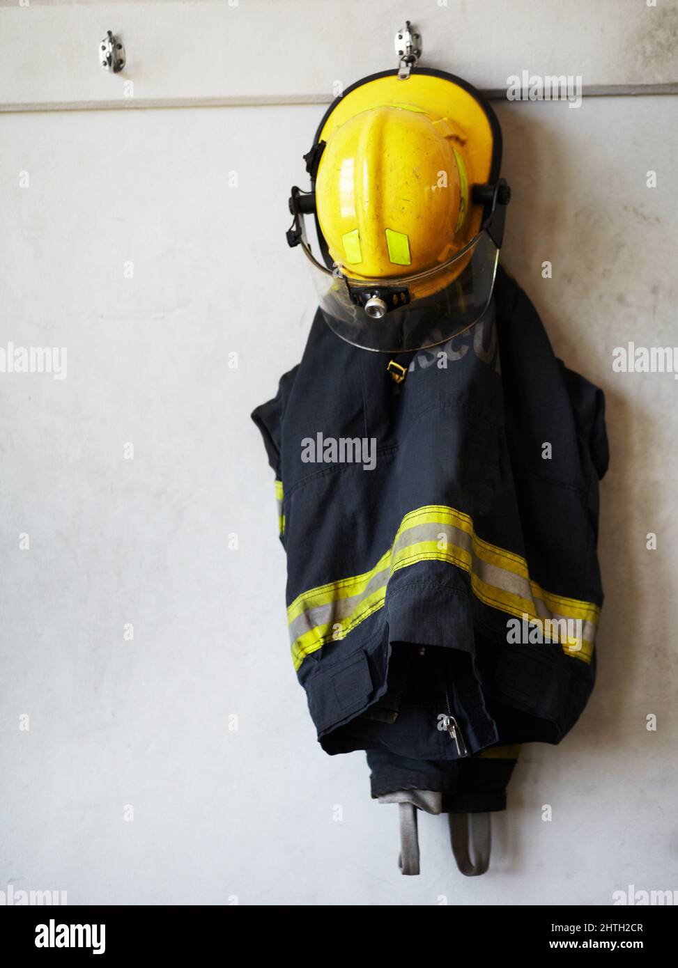 Fai il tuo equipaggiamento. Colpo di un uniforme di fuoco appeso alla parete. Foto Stock