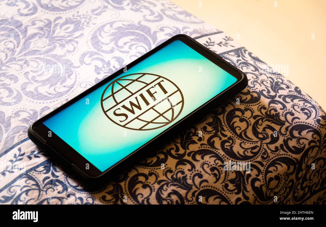 Brasile. 28th Feb 2022. In questa foto, il logo Society for Worldwide Interbank Financial Telecommunication (SWIFT) viene visualizzato sullo schermo di uno smartphone. Credit: SOPA Images Limited/Alamy Live News Foto Stock
