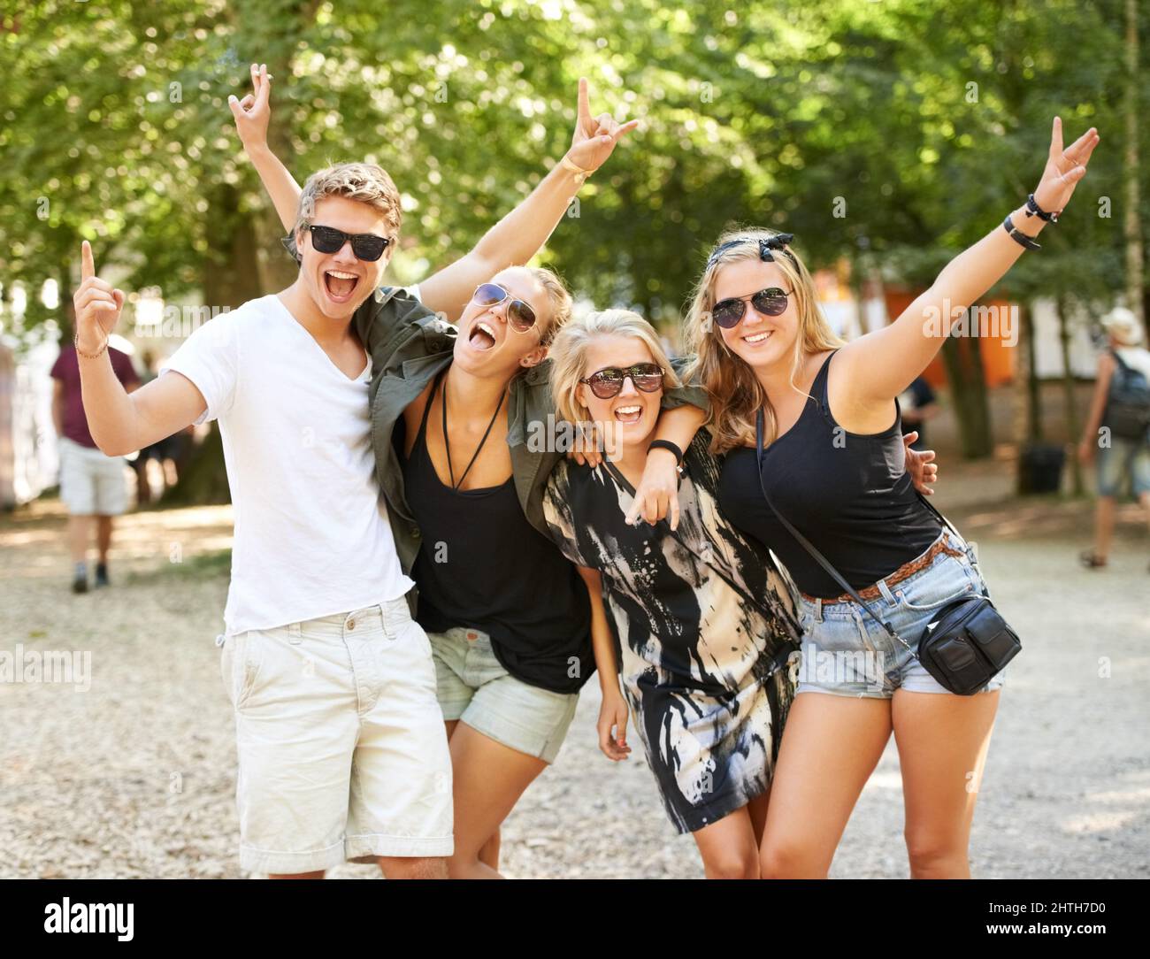 Libera di festa al festival musicale. Quattro amici che festeggiano e festeggiano in un festival musicale. Foto Stock