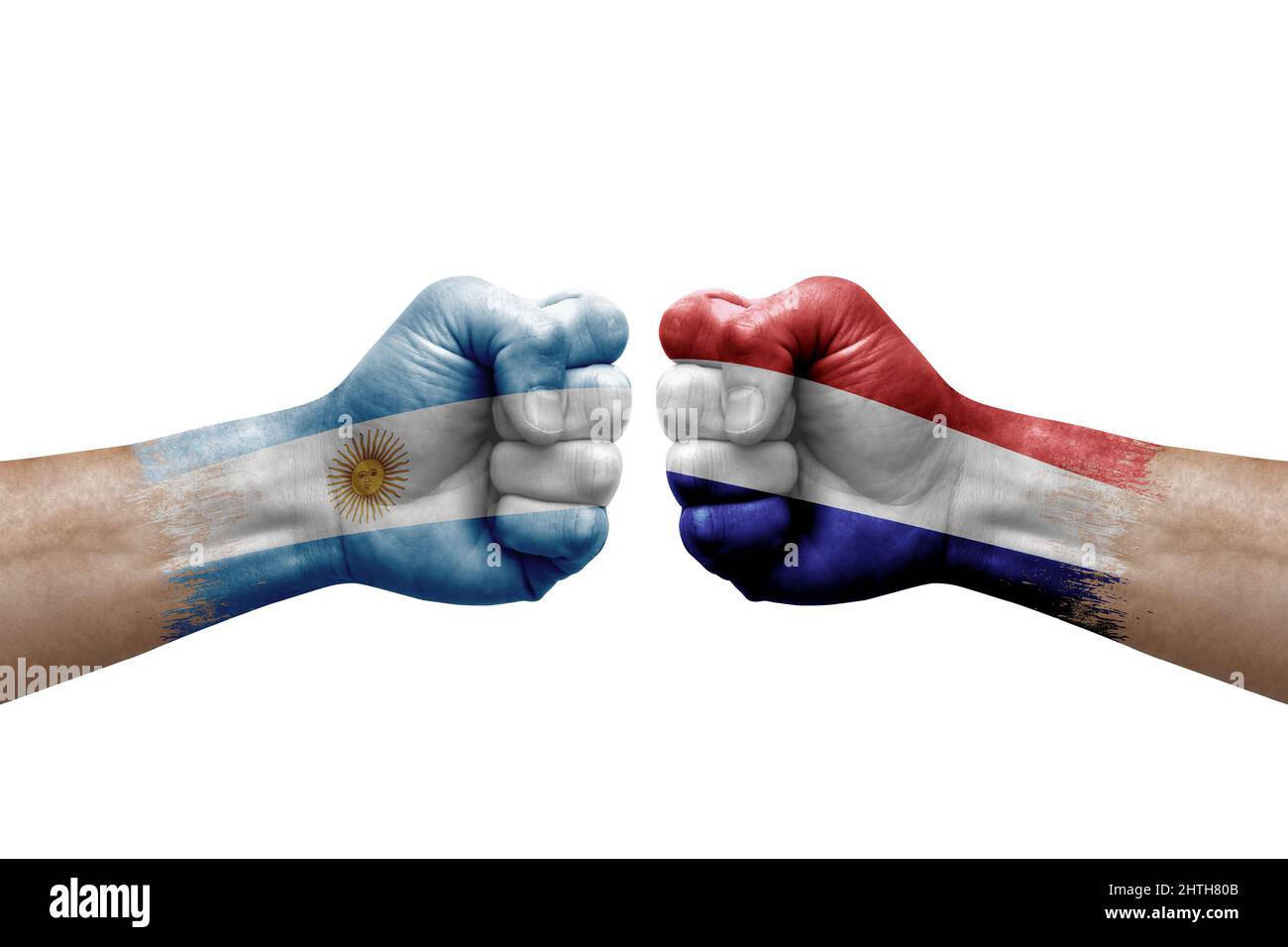 Due mani si pugno l'una all'altra su sfondo bianco. Bandiere di paese dipinte pugni, conflitto concetto di crisi tra argentina e paesi bassi Foto Stock