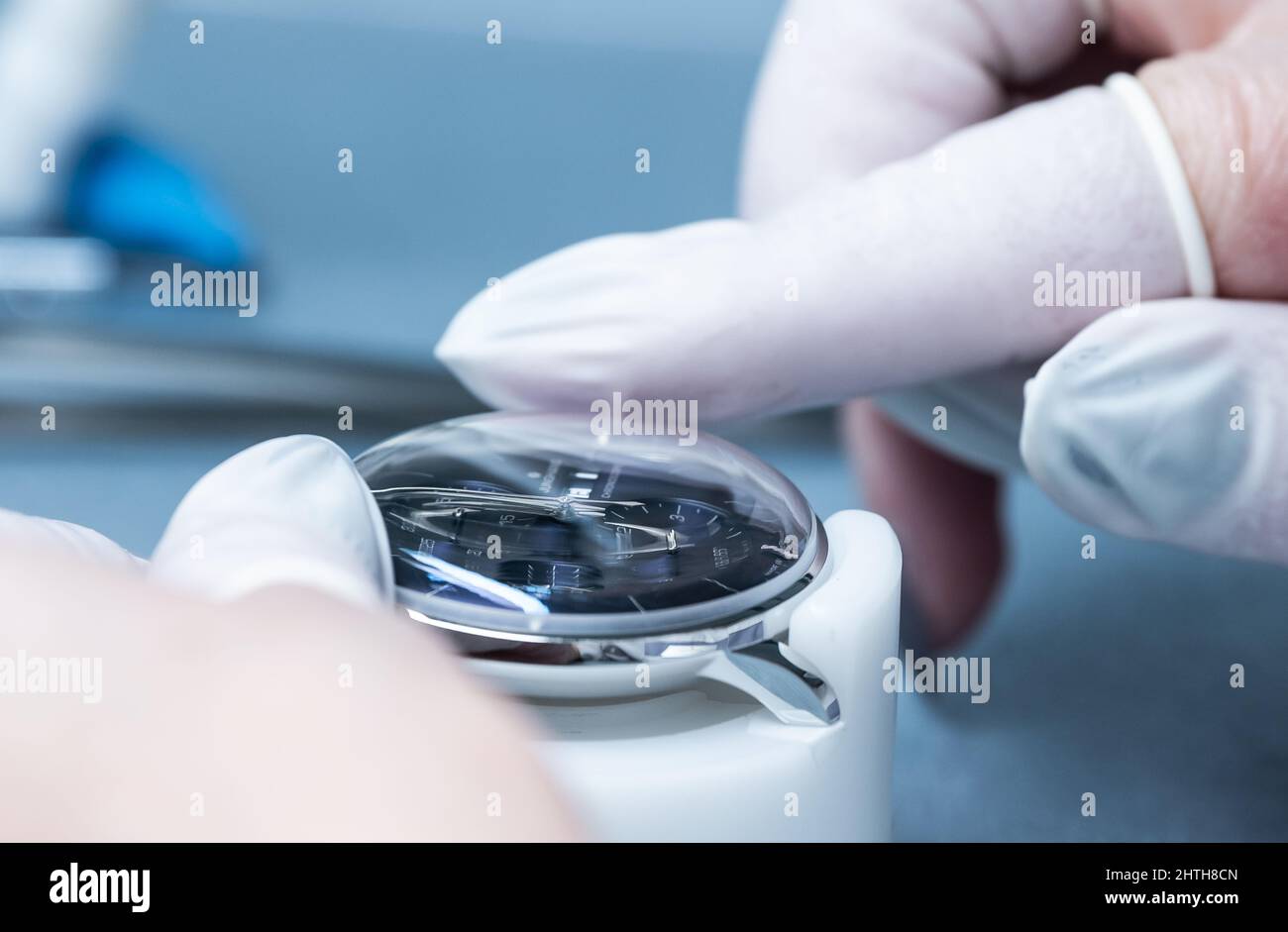 Schramberg, Germania. 18th Feb 2022. Un dipendente del produttore di orologi Junghans durante l'involucro e l'ispezione visiva del quadrante, così come il complessivo cristallo zaffiro di un orologio da polso. Credit: Silas Stein/dpa/Alamy Live News Foto Stock