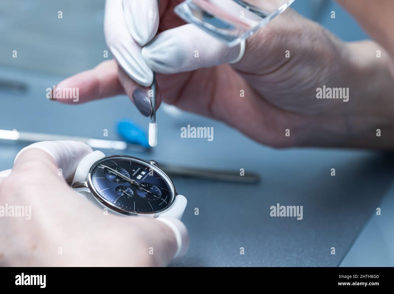 Schramberg, Germania. 18th Feb 2022. Un dipendente del produttore di orologi Junghans che si inscatola e ispeziona visivamente il quadrante di un orologio da polso. Credit: Silas Stein/dpa/Alamy Live News Foto Stock