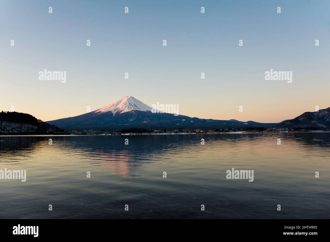 Monte Fuji al mattino presto subito dopo l'alba visto attraverso il Lago Kawaguchiko nella Prefettura di Yamanashi, Giappone Foto Stock