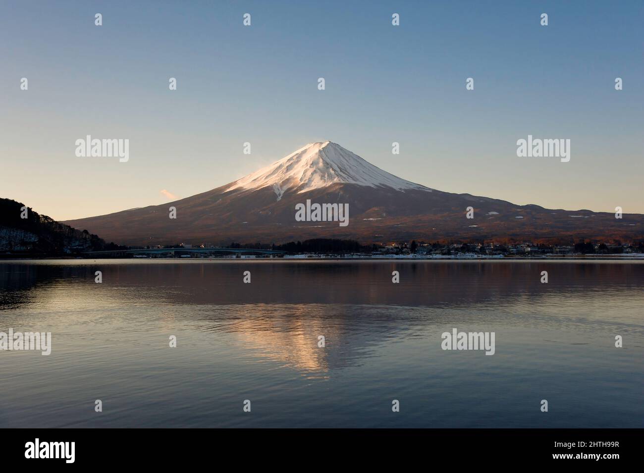 Monte Fuji all'alba riflesso nel Lago Kawaguchiko nella Prefettura di Yamanashi, Giappone Foto Stock