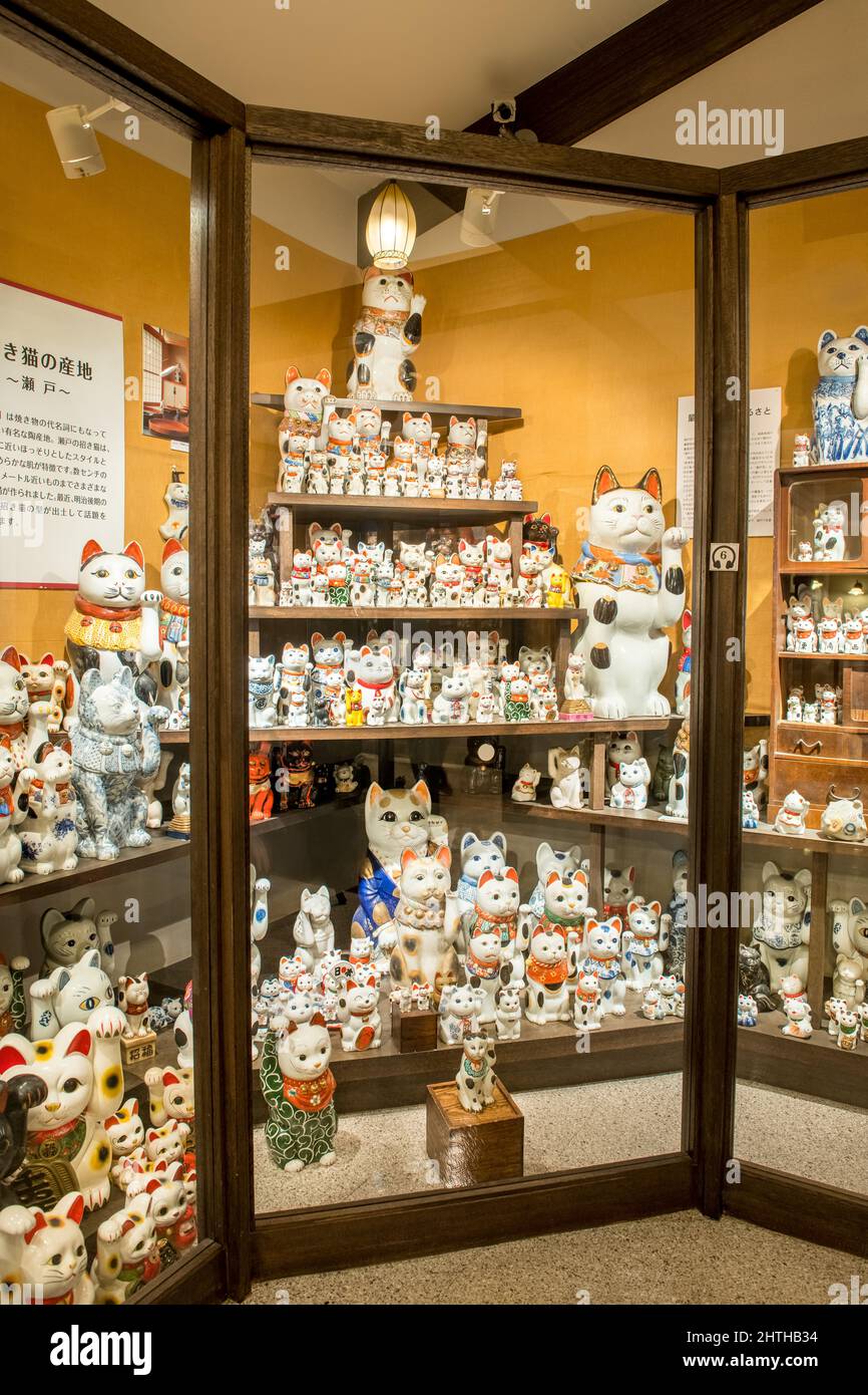 Maneki neko Museum a Seto City, Giappone. L'eckoning Cat Museum mostra al coperto. Foto Stock