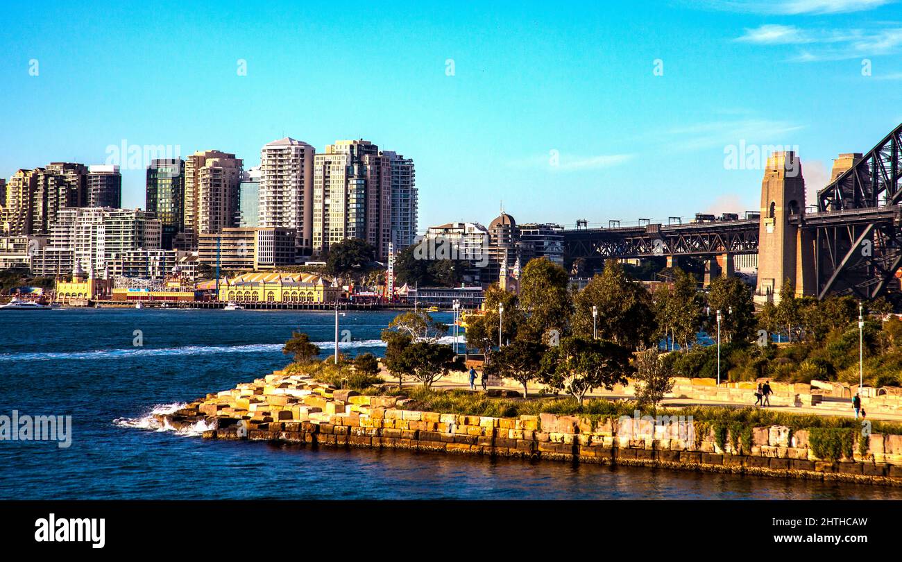 Il parco Barangaroo si trova vicino al Sydney Harbour Bridge con gli edifici di North Sydney sullo sfondo Foto Stock