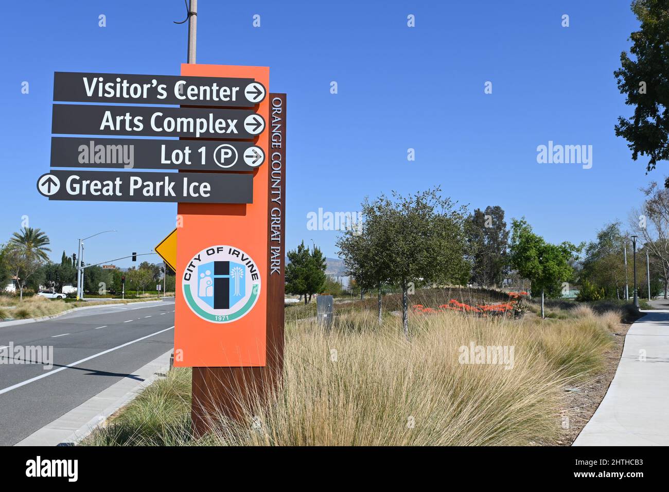 IRVINE, CALIFORNIA - 25 FEB 2022: Cartello su Ridge Valley Road per Orange County Great Park. Foto Stock
