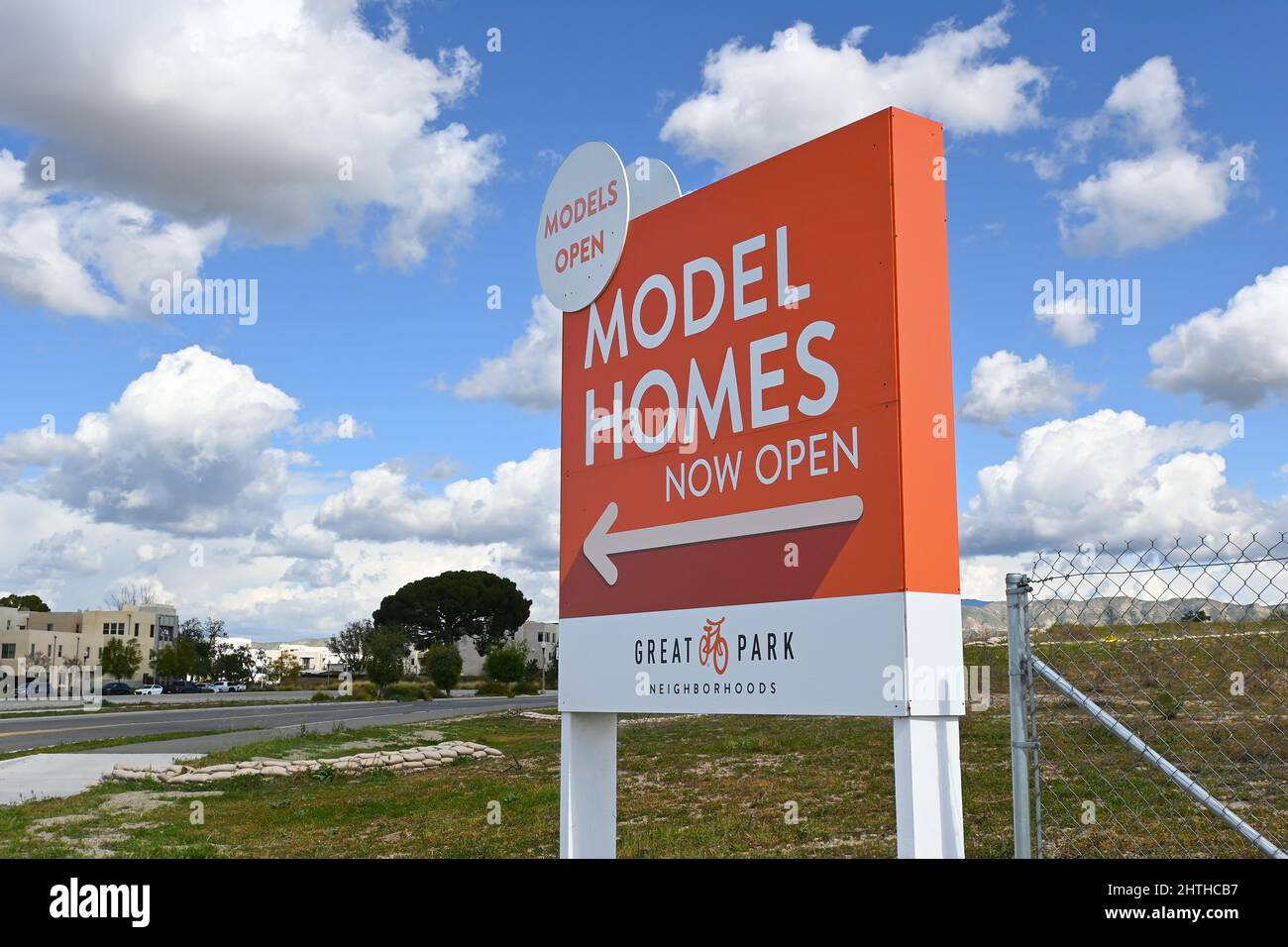 IRVINE, CALIFORNIA - 23 FEB 2022: Model Homes segno nella zona del quartiere Irvine Great Parks. Foto Stock