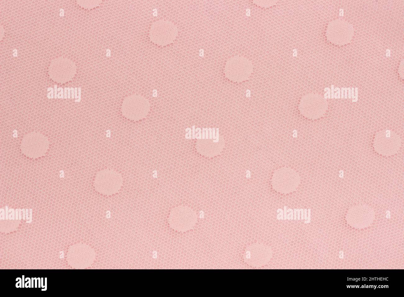 Tessuto rosa decorativo mesh con motivi di cerchi come sfondo o texture. Materiale campione. Foto Stock