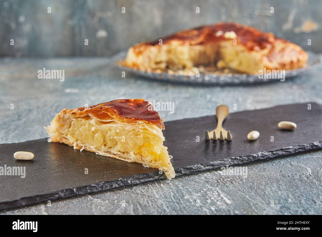 Crostata con crema di mandorle. Torta del re. Foto Stock
