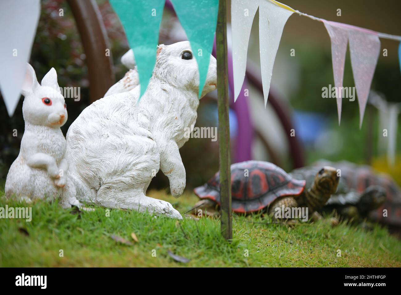 Coniglio e tartaruga replica gara su un giardino ricreativo. Foto Stock