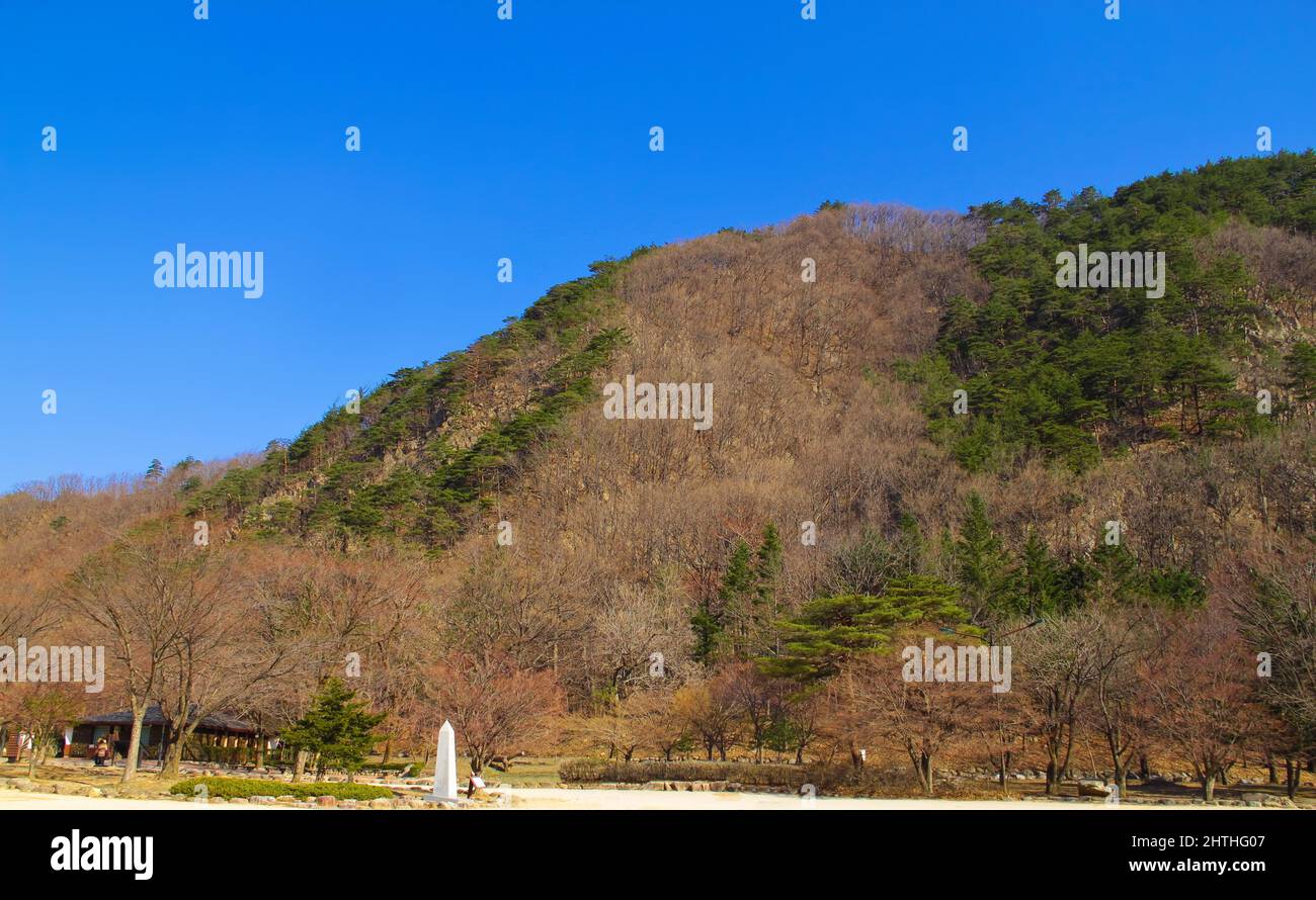 Paesaggio primaverile intorno al Parco Nazionale di Seoraksan, Corea del Sud. Foto Stock