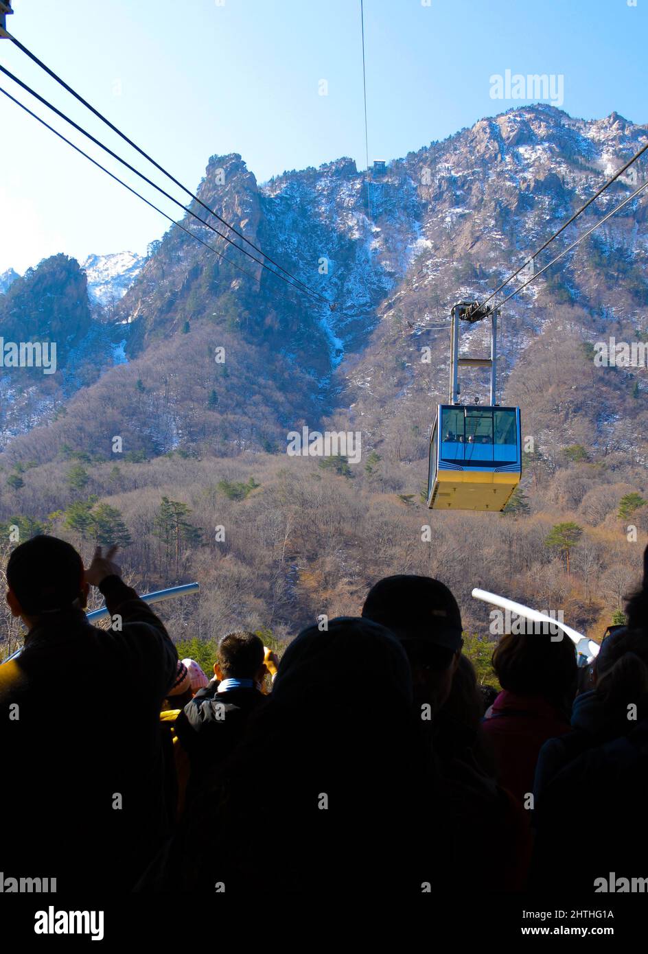 Folla di turisti alla stazione della funivia del Parco Nazionale di Seoraksan, Corea del Sud. Foto Stock