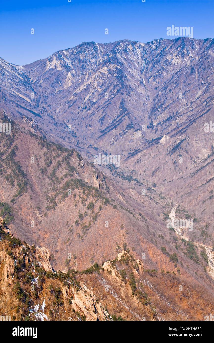 Paesaggio primaverile sulla vetta del Parco Nazionale di Seoraksan, Corea del Sud. Foto Stock
