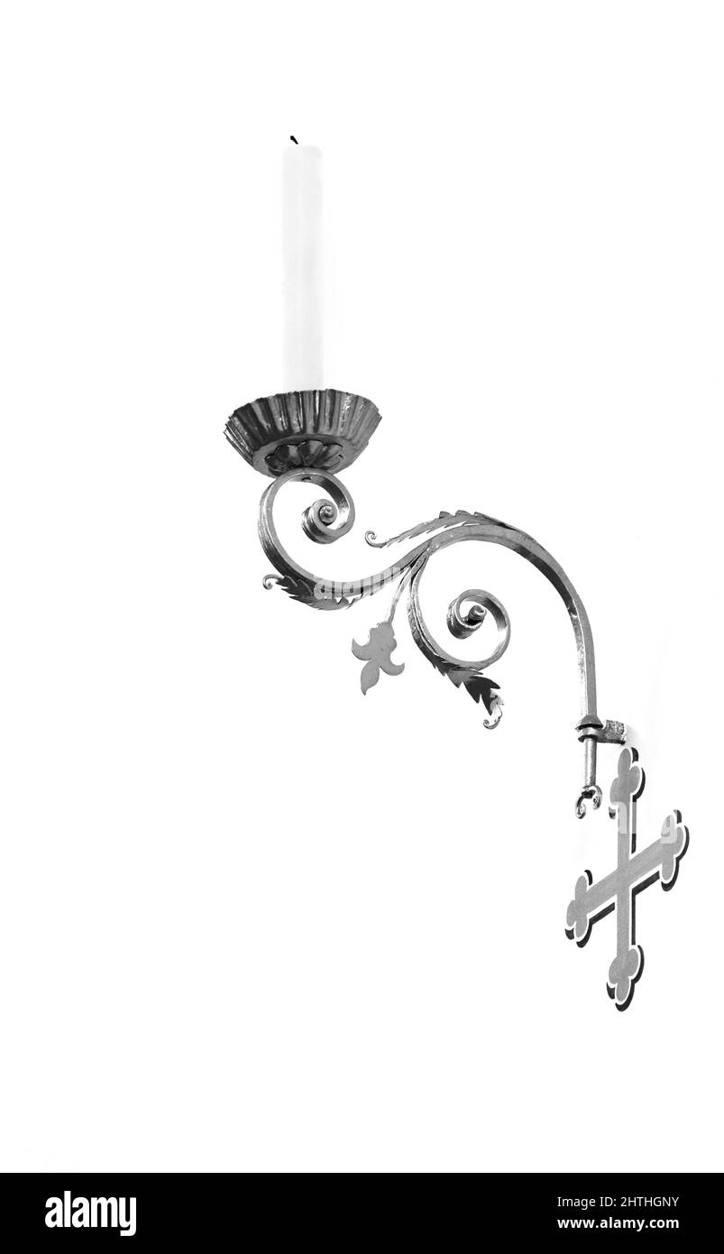 Candela sul muro in una chiesa (versione in bianco e nero) Foto Stock