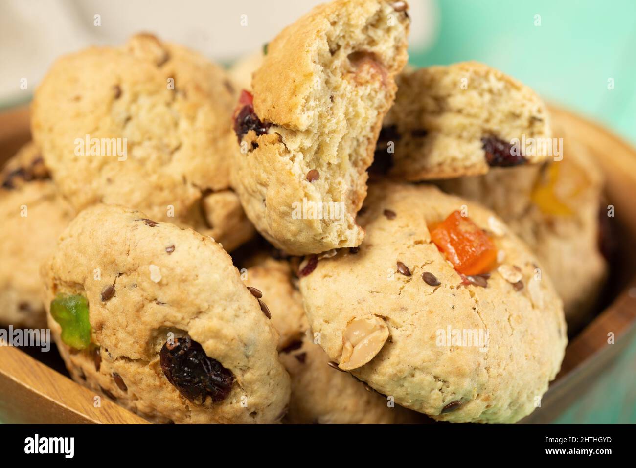 Biscotti appena sfornati con farinata d'avena morbida con uvetta, frutta candita, semi di lino e sesamo e noci in primo piano Foto Stock
