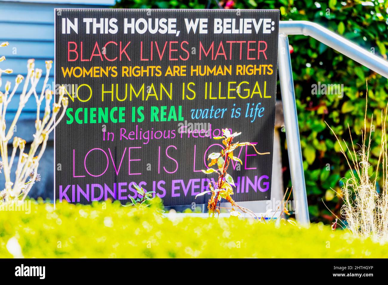 Colorato nero vive materia BLM segno fuori di una casa a Seattle Washington Foto Stock