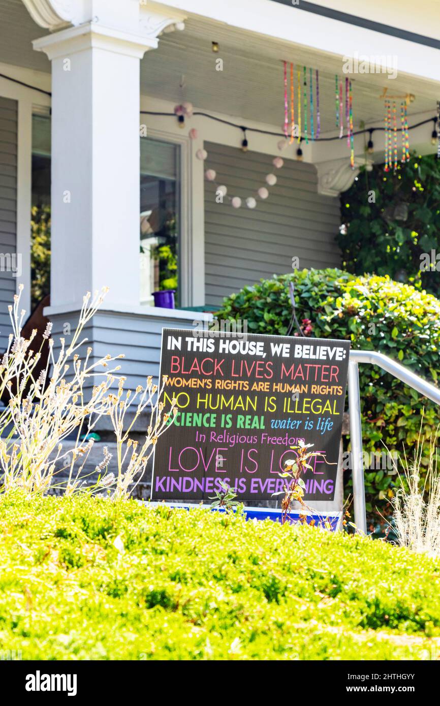 Colorato nero vive materia BLM segno fuori di una casa a Seattle Washington Foto Stock