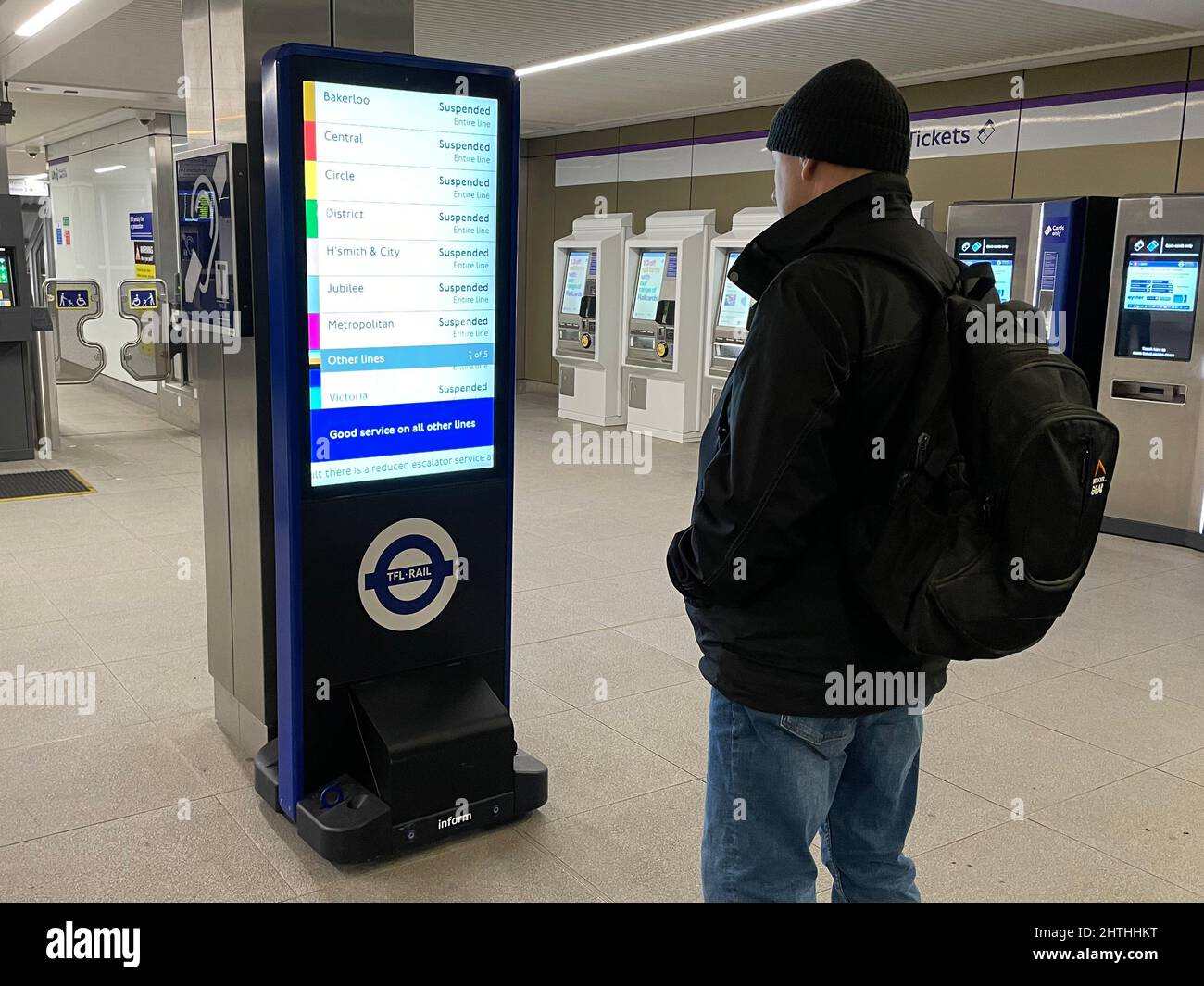 Un passeggero alla stazione di Ealing Broadway a Londra durante uno sciopero da parte dei membri del Rail, Maritime and Transport Union (RMT). Data foto: Martedì 1 marzo 2022. Foto Stock