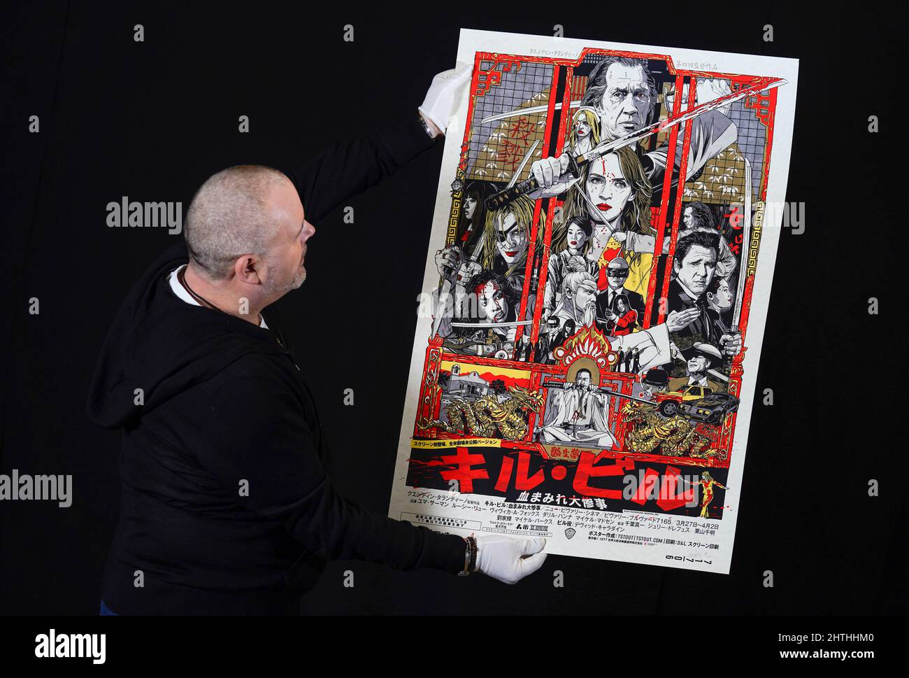 Mark Hochman, consulente del poster del negozio di prop, tiene una stampa in edizione limitata firmata e numerata a mano da Tyler Stout del film del 2003 'Kill Bill Vol 1' (est £1.000 - £1.500) durante un'anteprima presso la loro casa d'asta in Rickmansworth, Hertfordshire. Data foto: Mercoledì 16 febbraio 2022. Foto Stock