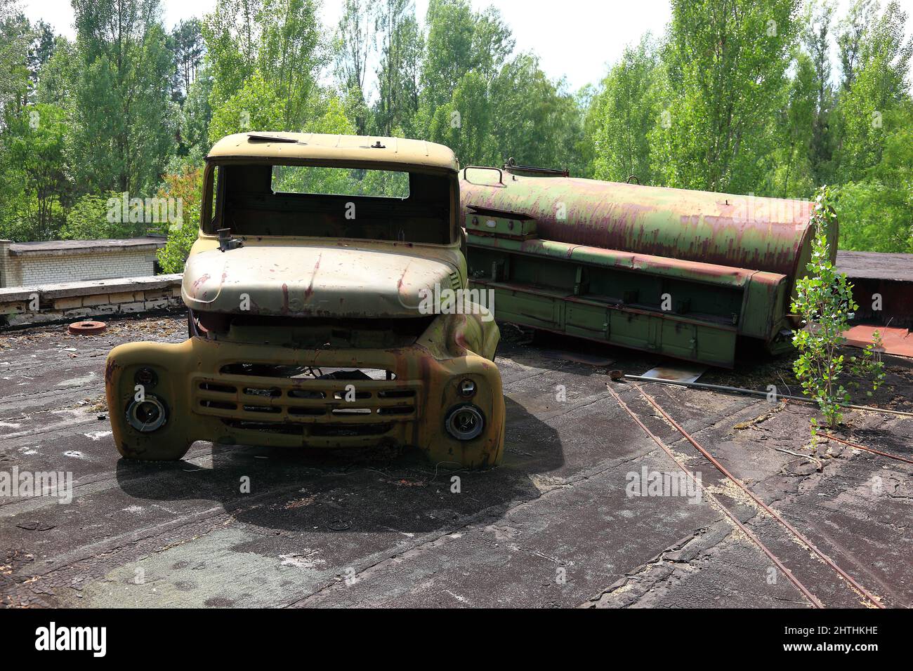 Ukraine, Sperrzone, Pripjat, in der unbewohnbaren 30 km-zone um das Kraftwerk von Tschernobyl und der Arbeitersiedlung Pripjat, Schrottauto Foto Stock