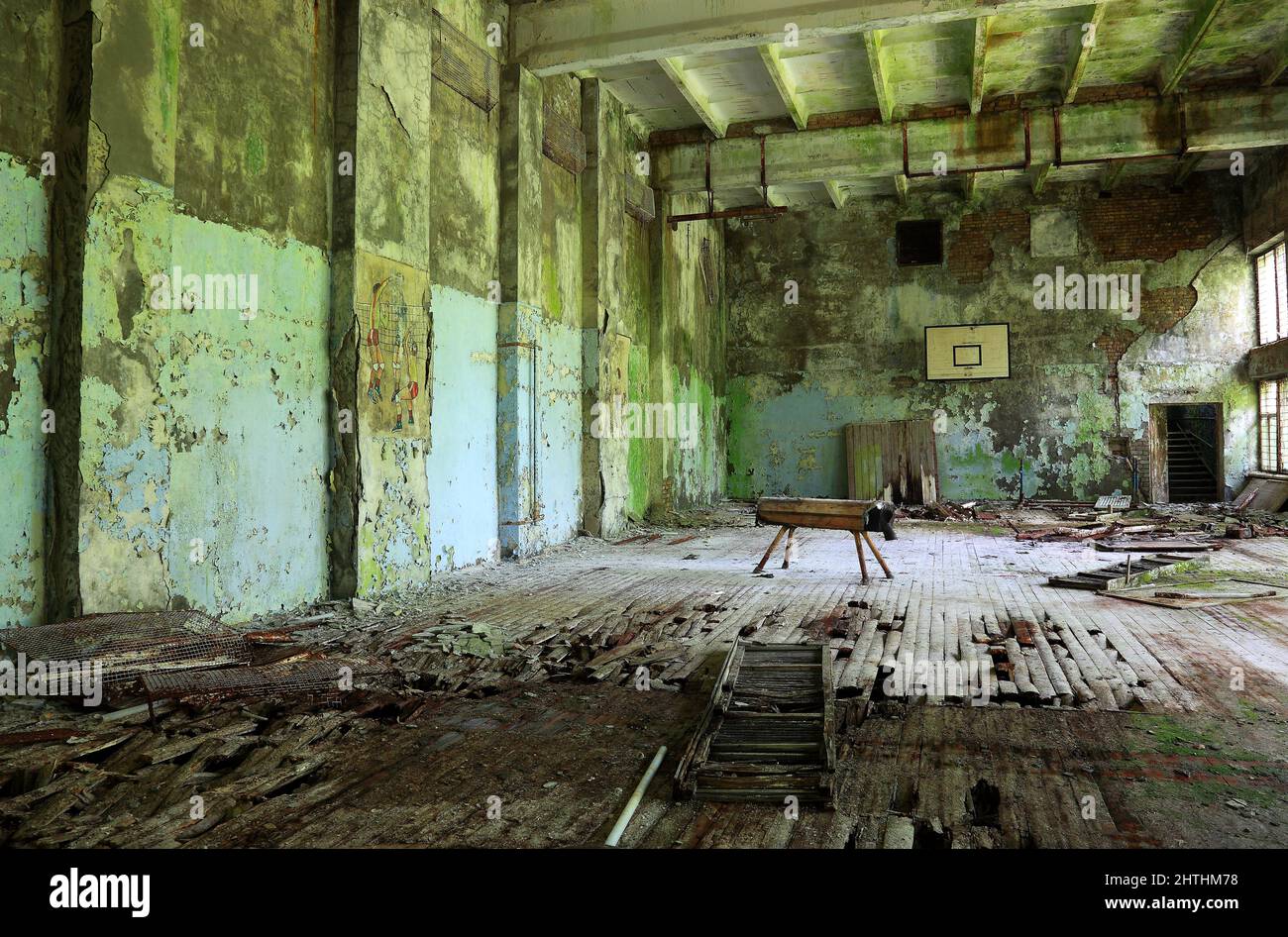 Ukraine, Sperrzone, in der unbewohnbaren 30 km-zone um das Kraftwerk von Tschernobyl und der Arbeitersiedlung Pripjat, Sporthalle auf dem Tsche Foto Stock